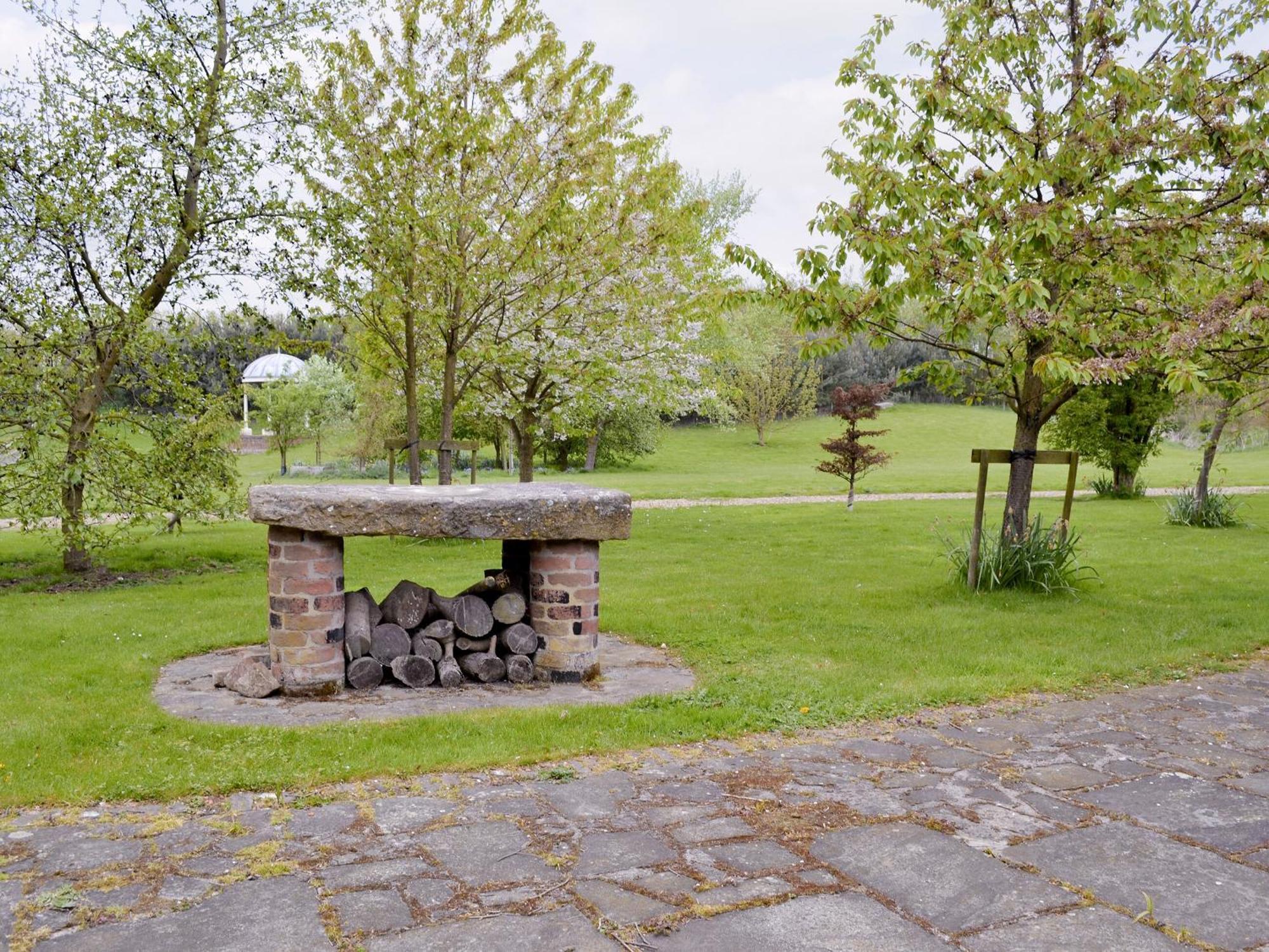Walled Garden Lodge Ryehill Bagian luar foto
